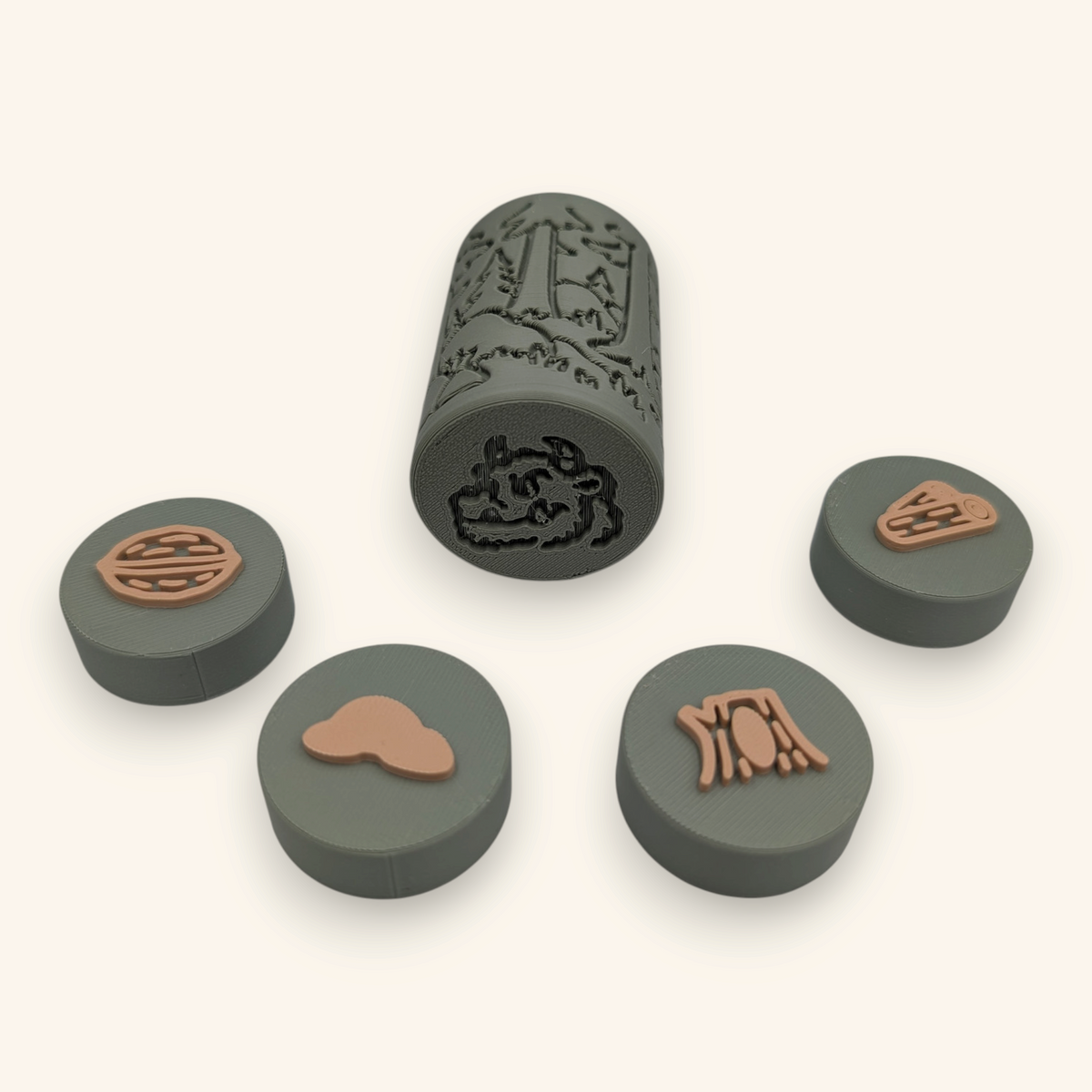 Set poveste în joacă - Șoricelul isteț: stamps-roller cu chipul monstrului pe bază și patru ștampile duble pentru plastilină, văzute pe verso.
