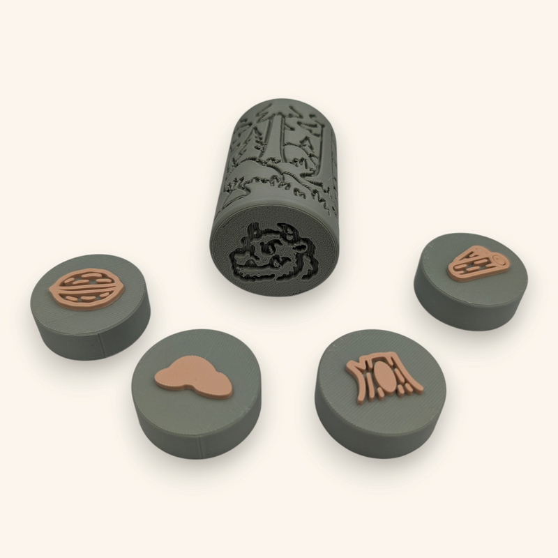 Set poveste în joacă - Șoricelul isteț: stamps-roller cu chipul monstrului pe bază și patru ștampile duble pentru plastilină, văzute pe verso.