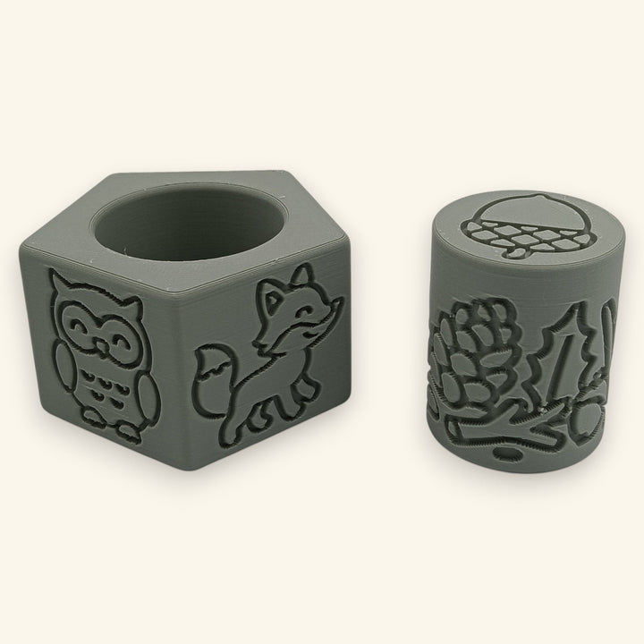 Detaliu bufniță și vulpe, cu con de brad și creangă pe rolă — Pentagon Pădure de la joacă bună