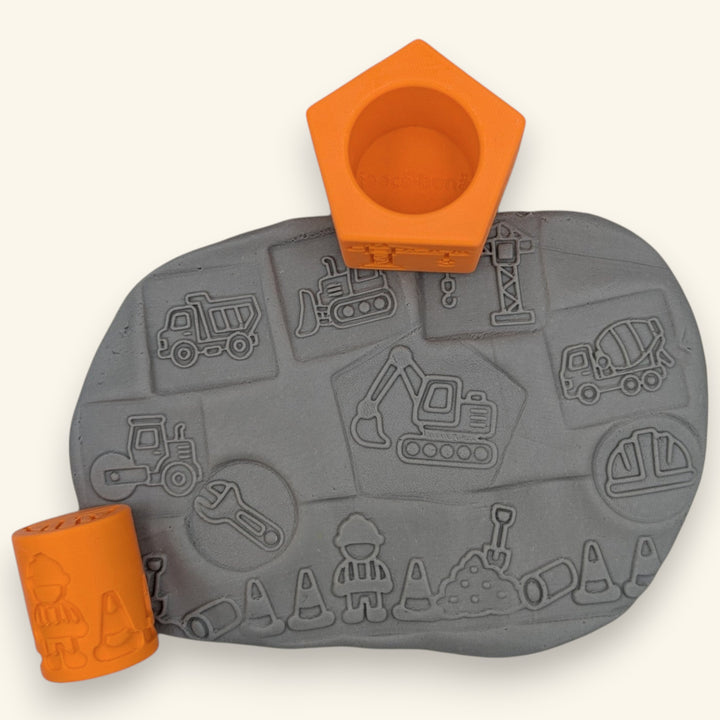 Forme de utilaje presate în plastilină, cu jucăria 2-în-1 alături — Pentagon Șantier de la joacă bună