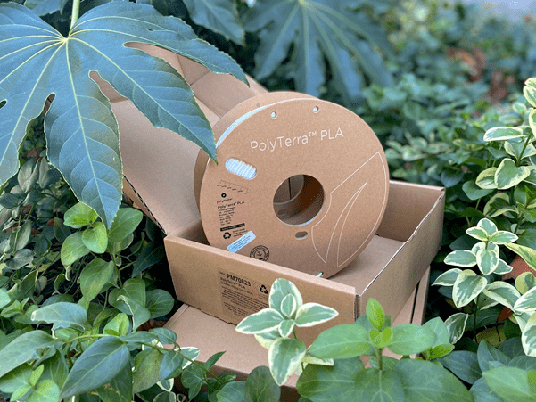 Rolă de filament PLA bioplastic de la un producător european, în natură
