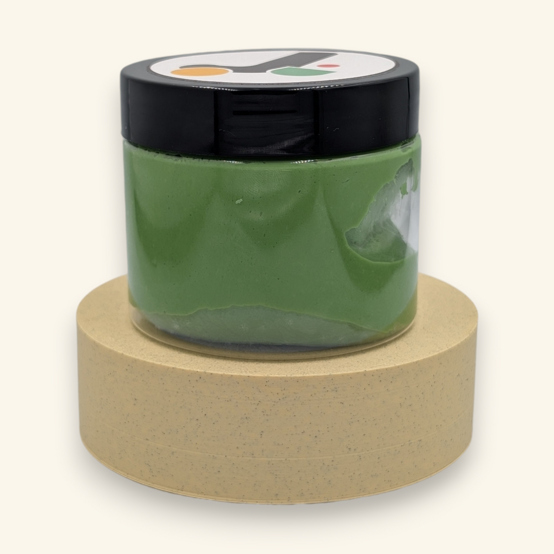 Copil modelând plastilină verde pădure de la joacă bună