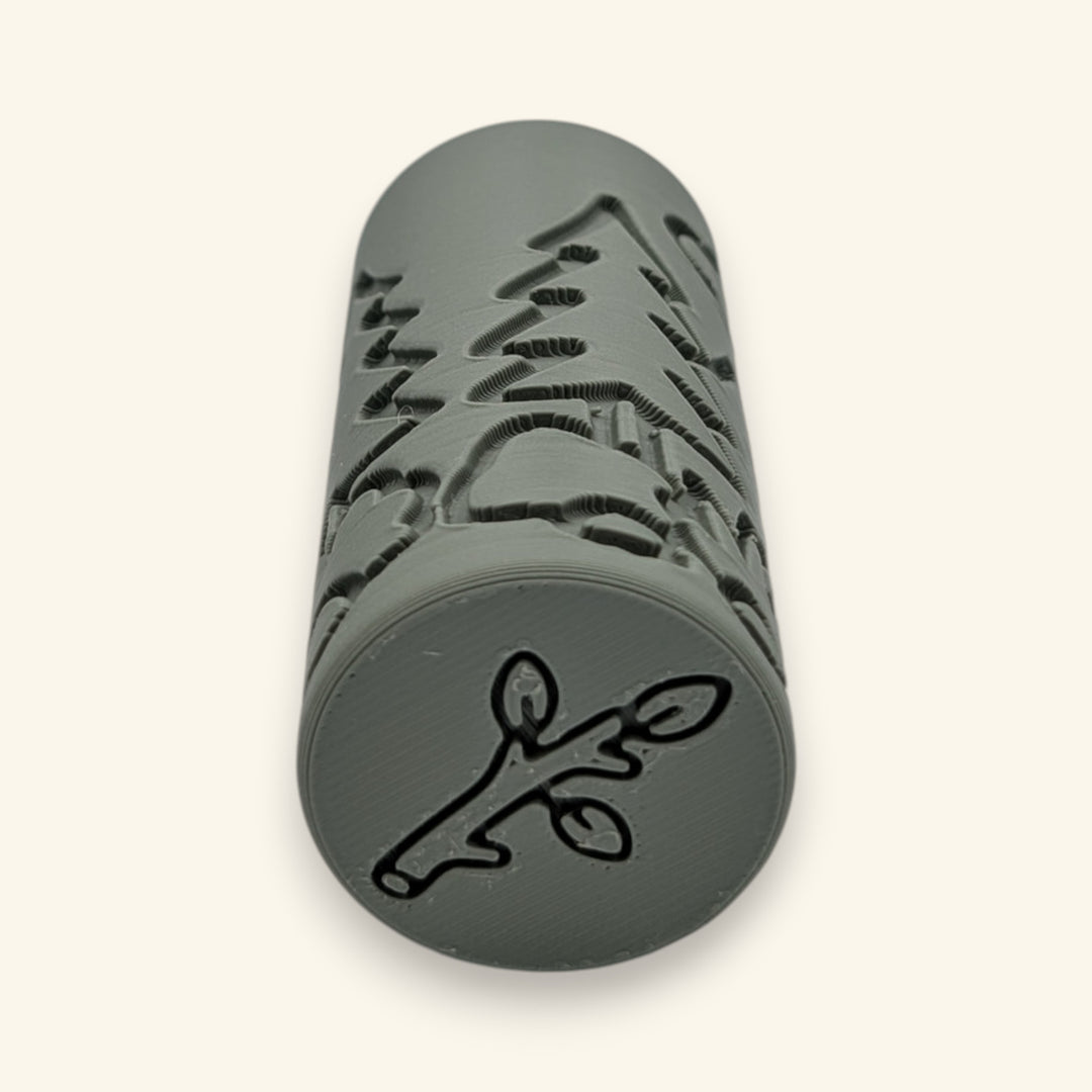 Capătul cu crenguță al Rollerului Pădure, așezat pe o parte — jucărie pentru plastilină de la joacă bună
