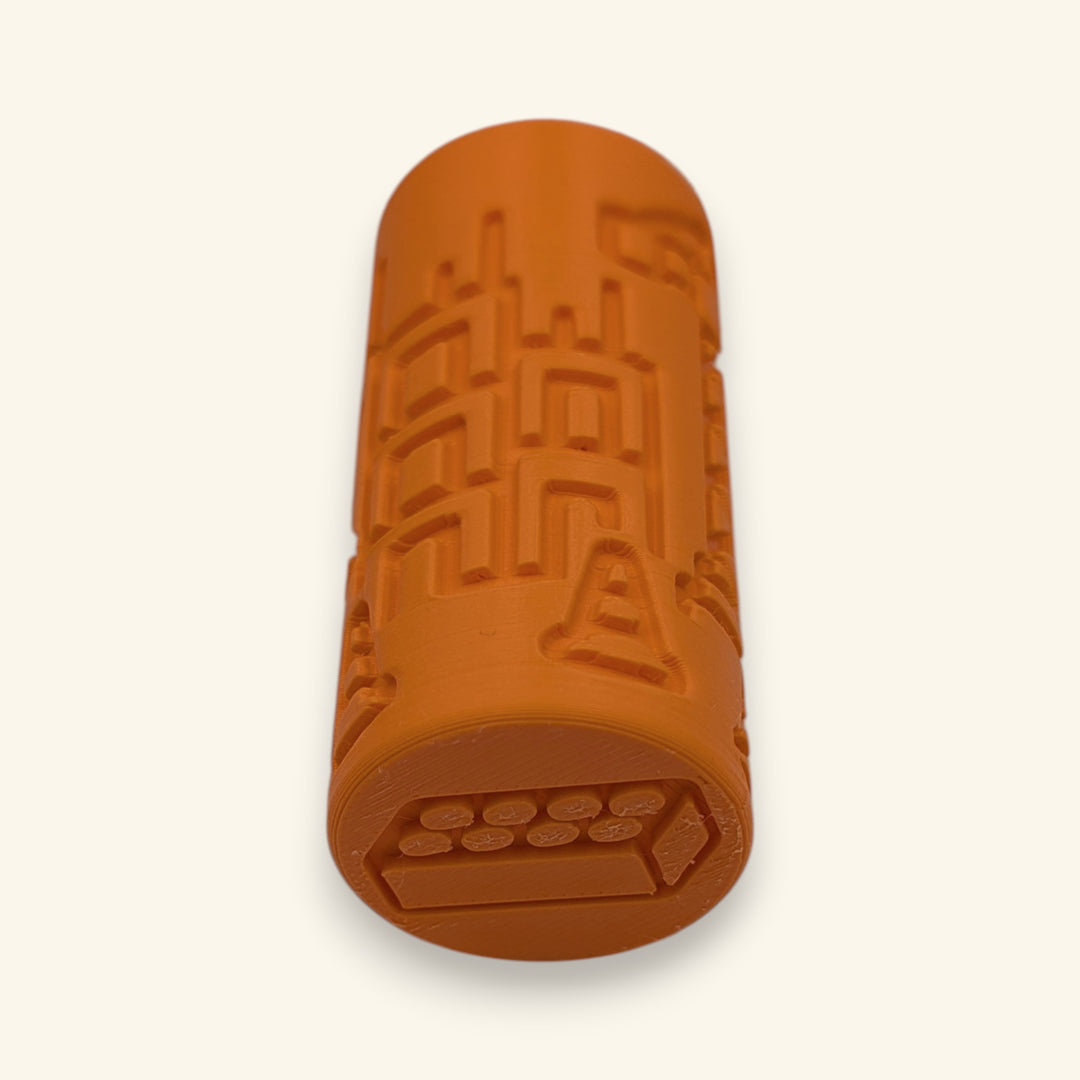Capătul cu cărămidă al Rollerului Șantier, așezat pe o parte — jucărie pentru plastilină de la joacă bună