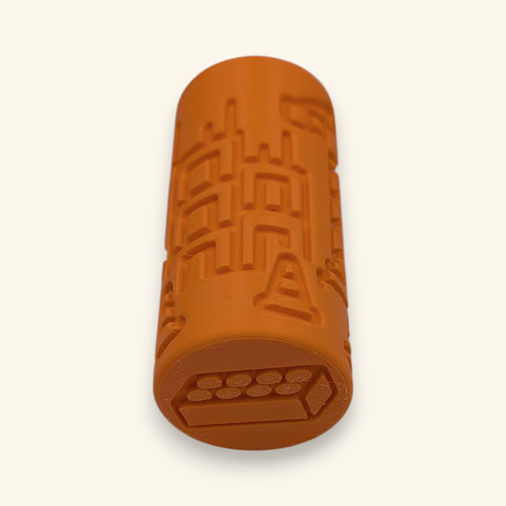 Capătul cu cărămidă al Rollerului Șantier, așezat pe o parte — jucărie pentru plastilină de la joacă bună