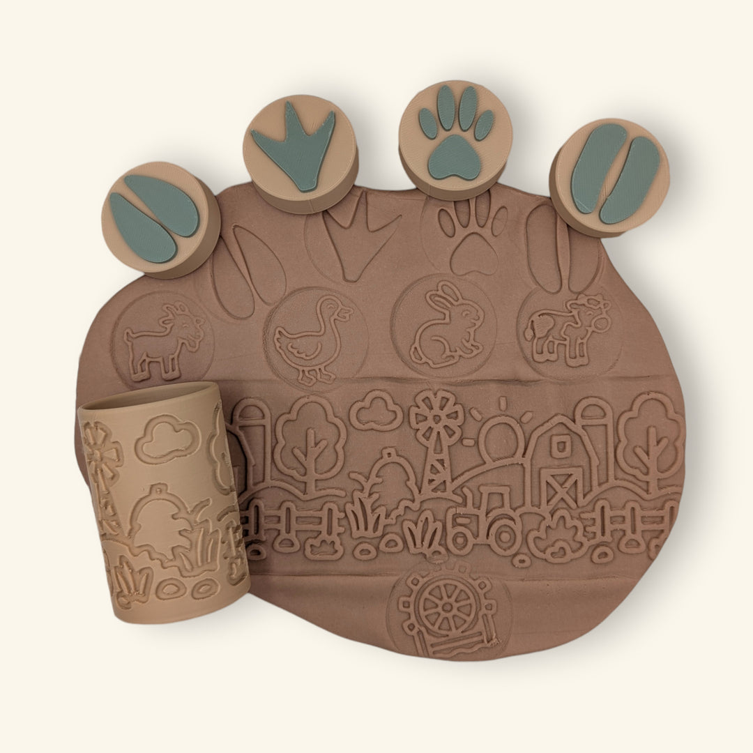 Urmele animalelor presate în plastilină alături de peisajul Pășunea, lângă Stamps-roller Fermă de la joacă bună