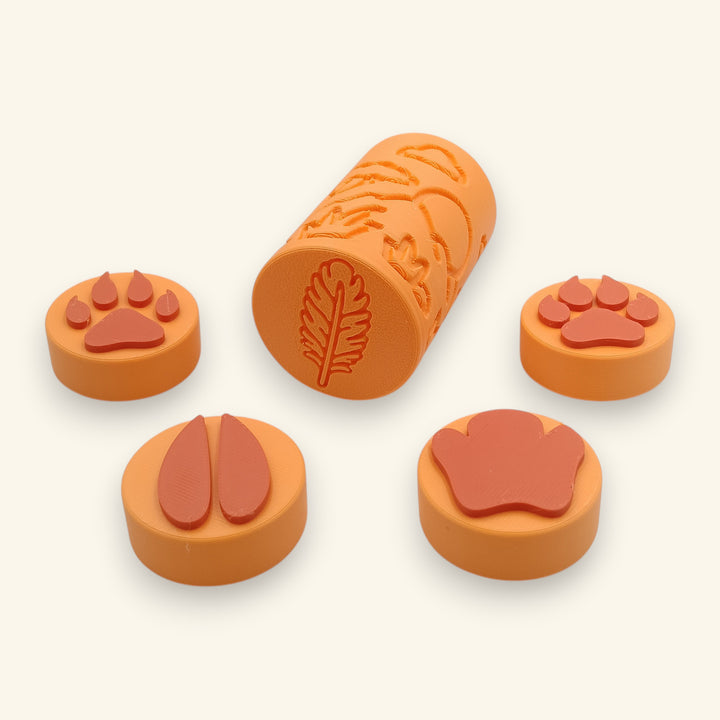 Stamps-roller Safari pe o parte, cu pana de struț de pe capăt — jucărie pentru plastilină de la joacă bună